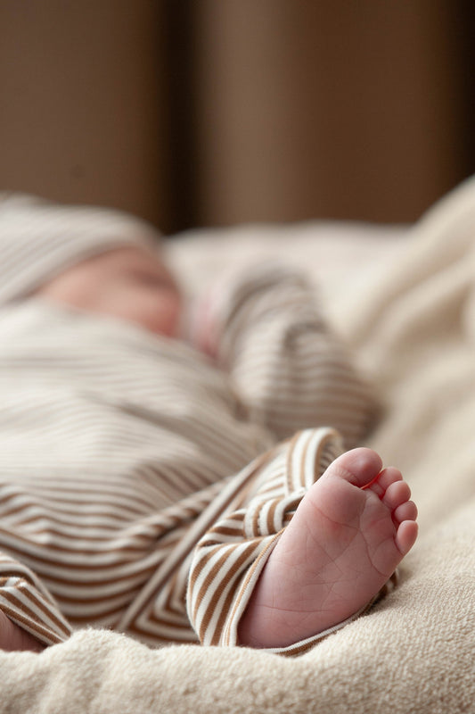 Mokka-Streifen-Strampelanzug