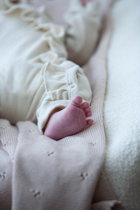 Playsuit mit Rüschen und Lochmuster in Beige Natur