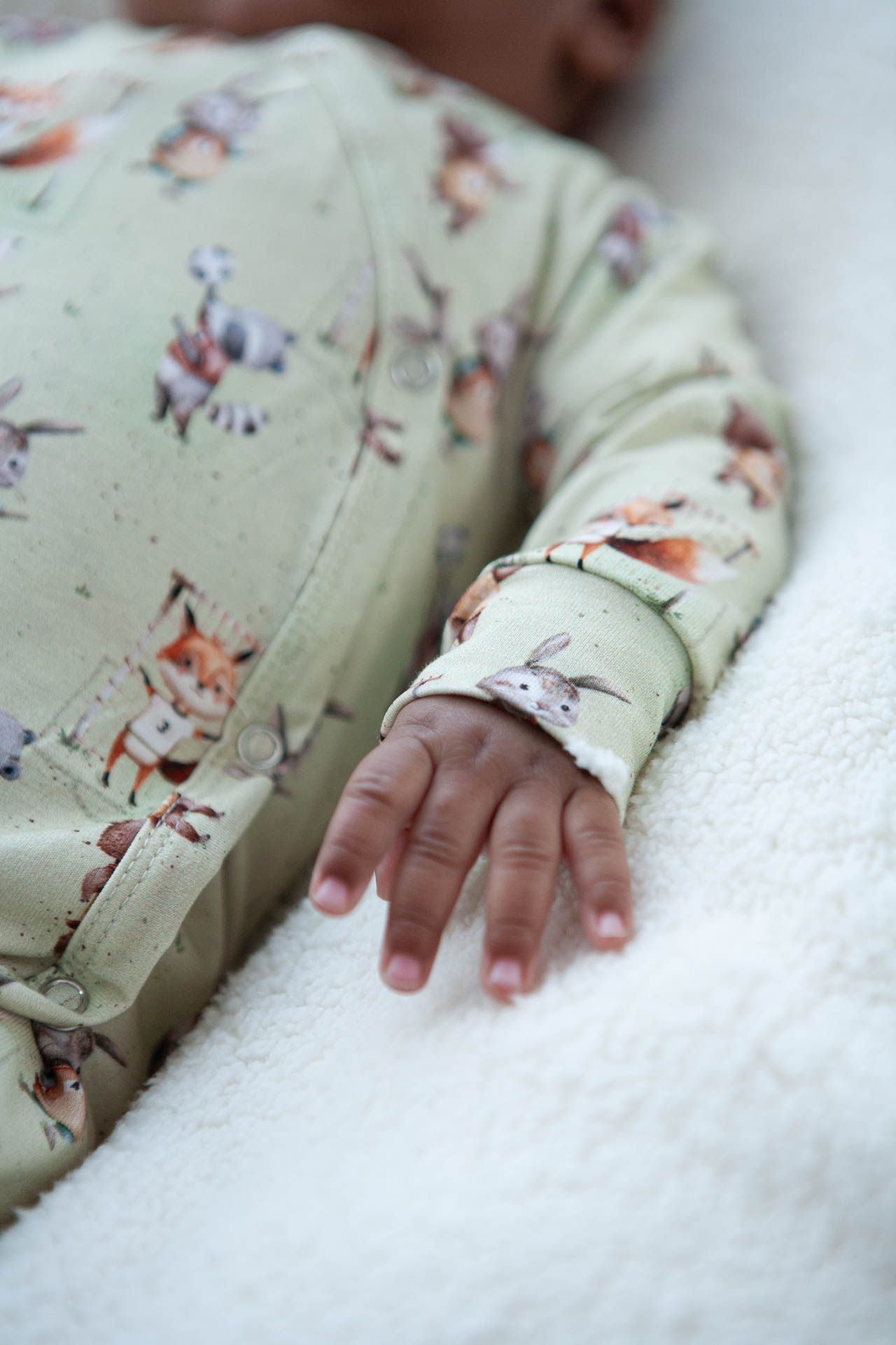 Spielanzug für die Kleinen, die mit Freunden spielen