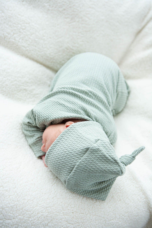 Grüner Zopfmuster-Strampler