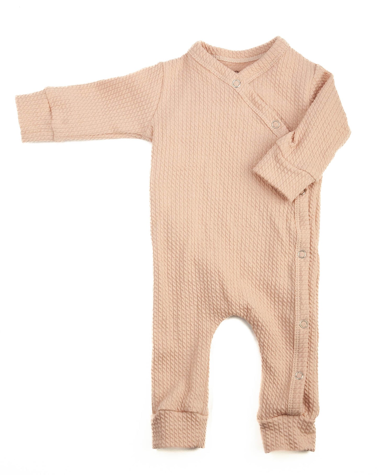 Rosafarbener Strampler mit Zopfmuster