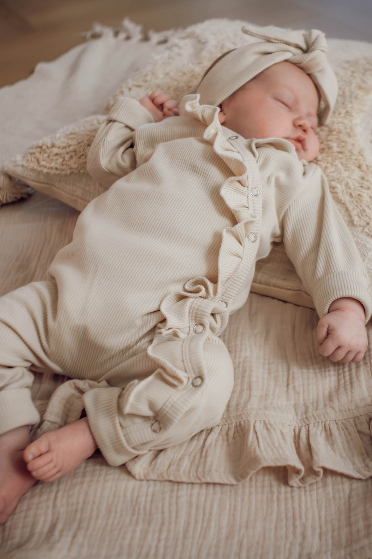 Strampler mit Wildblumen-Rüschen