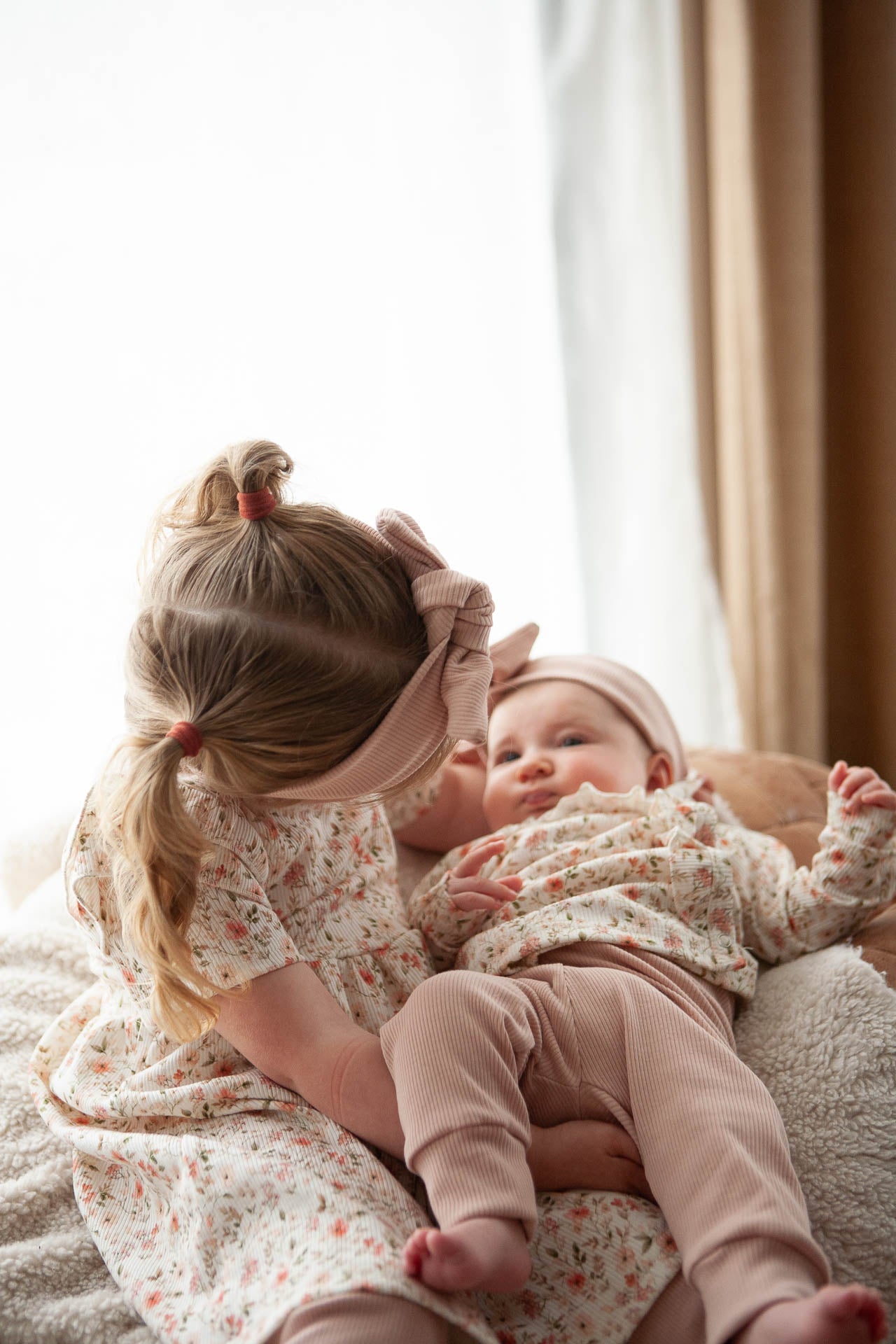 Wickelshirt mit Rüschen aus Babyripp, kleine schöne Blumen