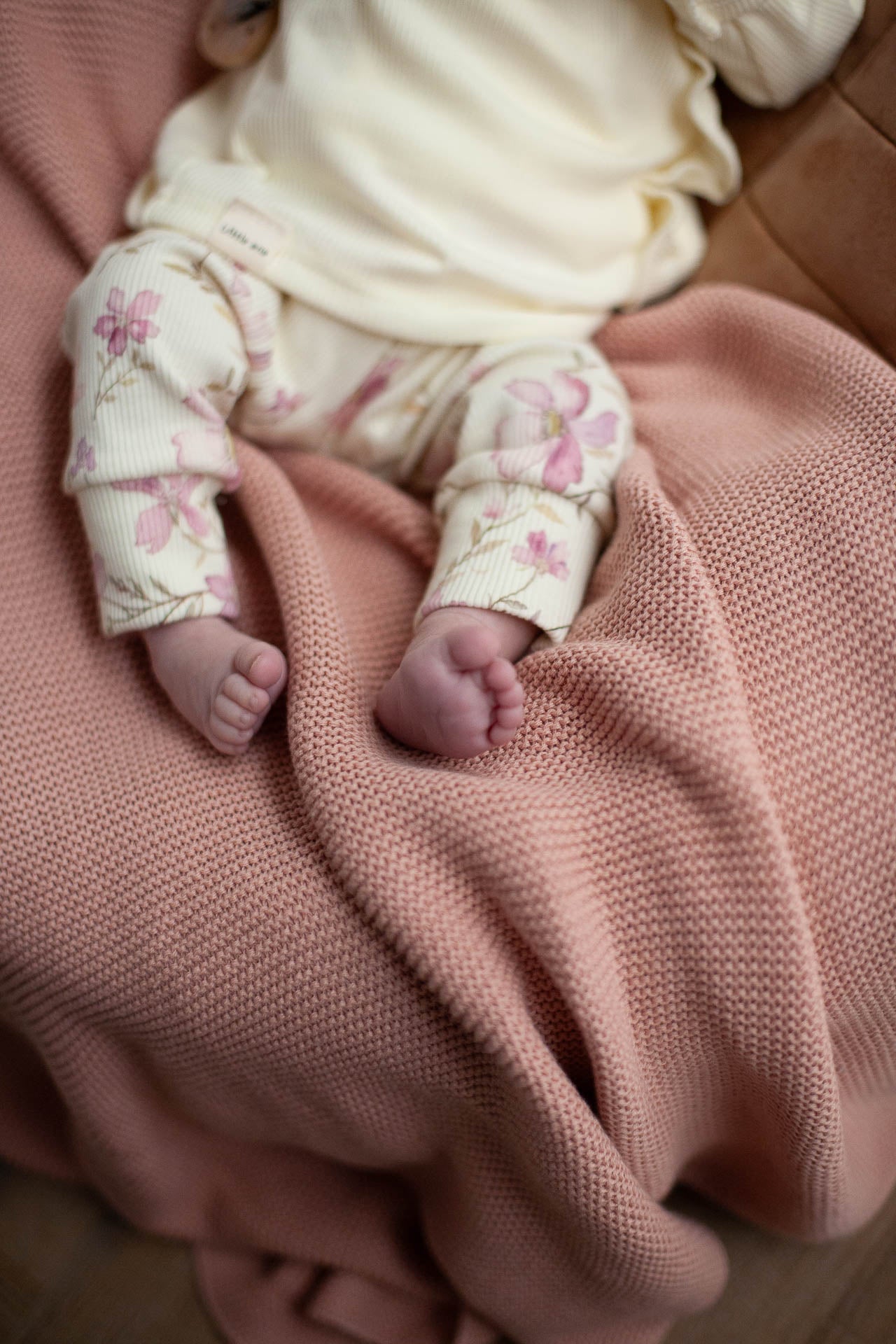 Broekje baby rib pastel geel met paarse bloemen