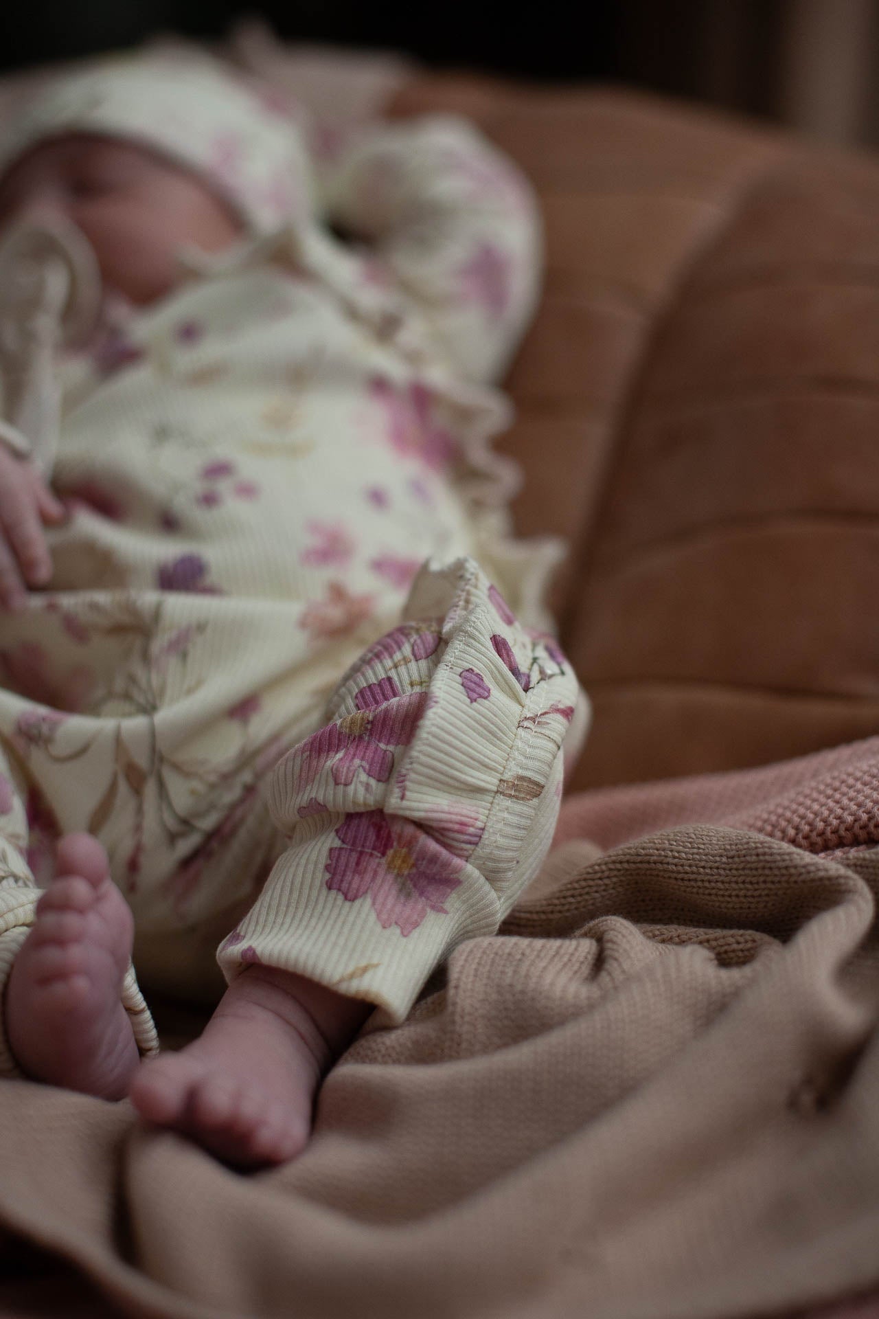 Baby romper with ruffled rib bows
