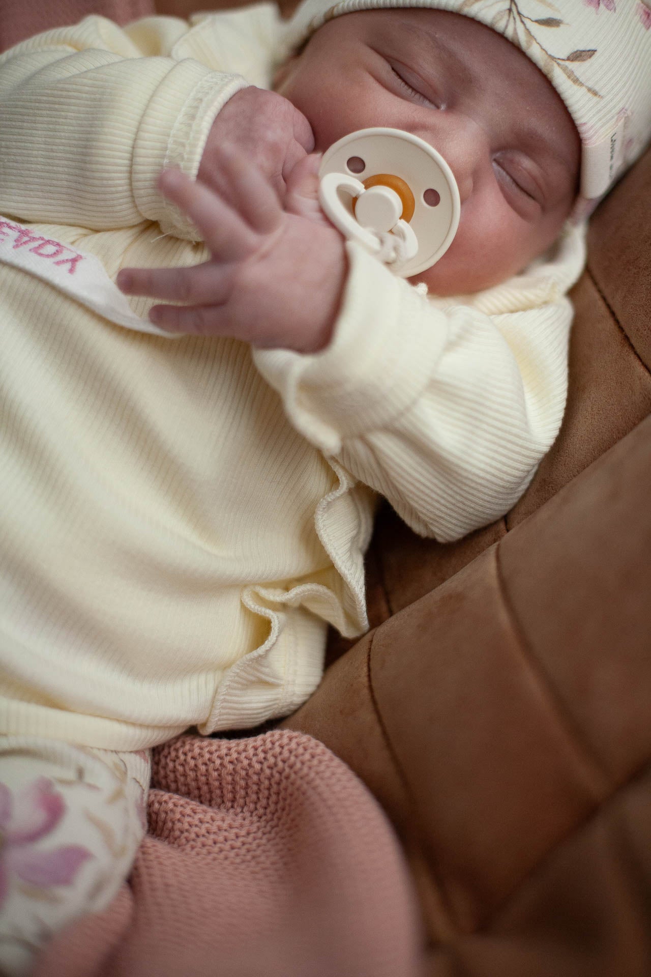 Wickelshirt mit Rüschen aus Babyripp in Pastellgelb