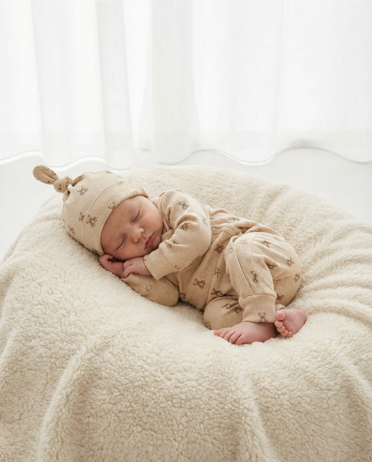 Babystrampler im Rippenmuster, süße kleine Bären